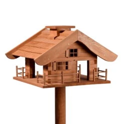 Vogelfutterhaus Almhütte Mit Liebevollen Details, Inkl. Ständer, FSC®, Ca. 56 X 46 X 35,5 Cm -LECHUZA || Elho Verkaufsgeschäft 0910101340 Vogelfutterhaus Almhuette inkl Staender FSC ca56x46x35 5cm 1 55393