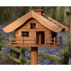 Vogelfutterhaus Almhütte Mit Liebevollen Details, Inkl. Ständer, FSC®, Ca. 56 X 46 X 35,5 Cm -LECHUZA || Elho Verkaufsgeschäft 0910101340 Vogelfutterhaus Almhuette inkl Staender FSCca56x46x35 5cm 5 60496