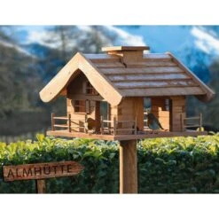 Vogelfutterhaus Almhütte Mit Liebevollen Details, Inkl. Ständer, FSC®, Ca. 56 X 46 X 35,5 Cm -LECHUZA || Elho Verkaufsgeschäft 0910101340 Vogelfutterhaus Almhuette inkl Staender FSCca56x46x35 5cm 7 60494