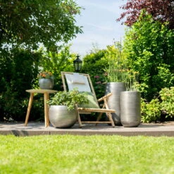 Pflanzgefäß 'Rowen', Silber, Ø 38 X H 62 Cm 21 Pflanzgefäß 'Rowen', Silber, Ø 38 X H 62 Cm -LECHUZA || Elho Verkaufsgeschäft 3210801614 3210801615 3210801617 3210801618 3210801635 3210801636 3210801637 3210801638 Pflanzgefaess Rowen silber 2 114961 1