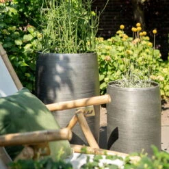 Pflanzgefäß 'Rowen', Silber, Ø 47 X H 82 Cm 17 Pflanzgefäß 'Rowen', Silber, Ø 47 X H 82 Cm -LECHUZA || Elho Verkaufsgeschäft 3210801635 3210801636 3210801637 3210801638 Pflanzgefaess Rowen silber 11 115028